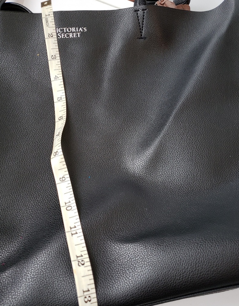 VICTORIA SECRET TOTE BAG NEW WITH/ CHARM - Picture 7 of 8